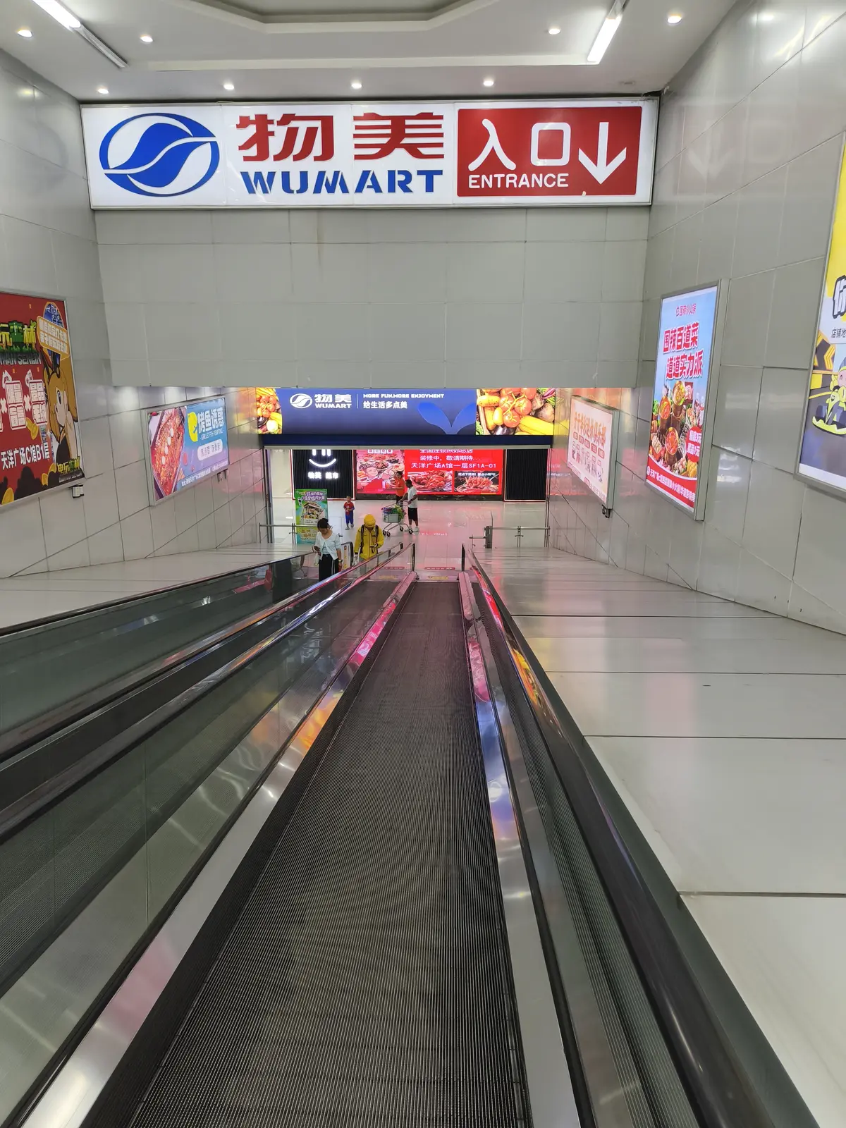 Large supermarket in the basement of a Chinese shopping mall, right below the apartments